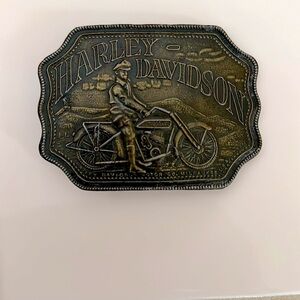 🔥HOST PICK🔥EUC Harley Davidson brass buckle with 1903 motorcycle on it